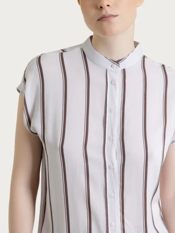 Camicia a righe spaziate e manica corta in EcoSeta DS92SX FANT. PLUM TRUFFLE