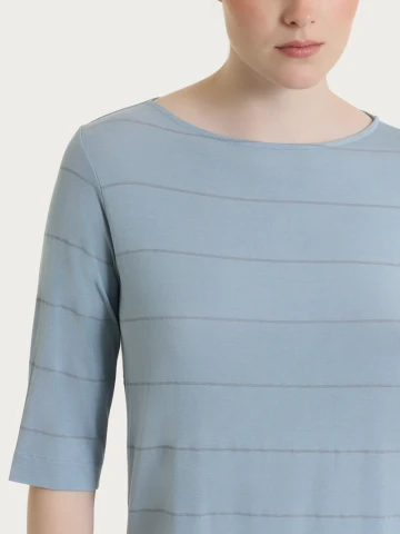 Maglietta con collo a barchetta e micro righe in Summer Light DT15TB FANT. DUSTY BLUE